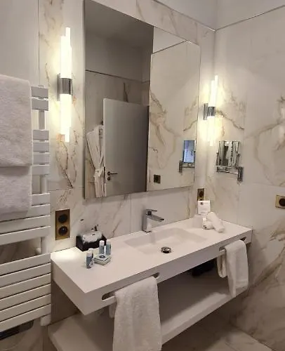 Chateau De Longpre Hotel 4*