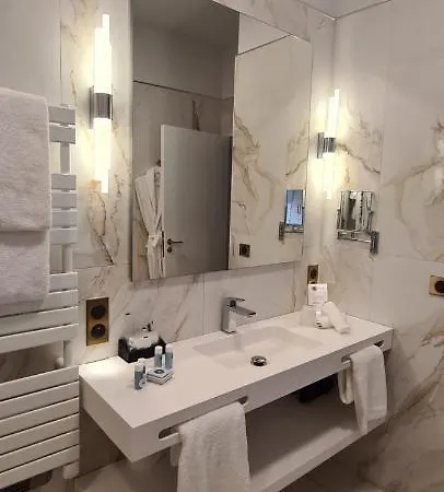 Chateau De Longpre Otel 4*